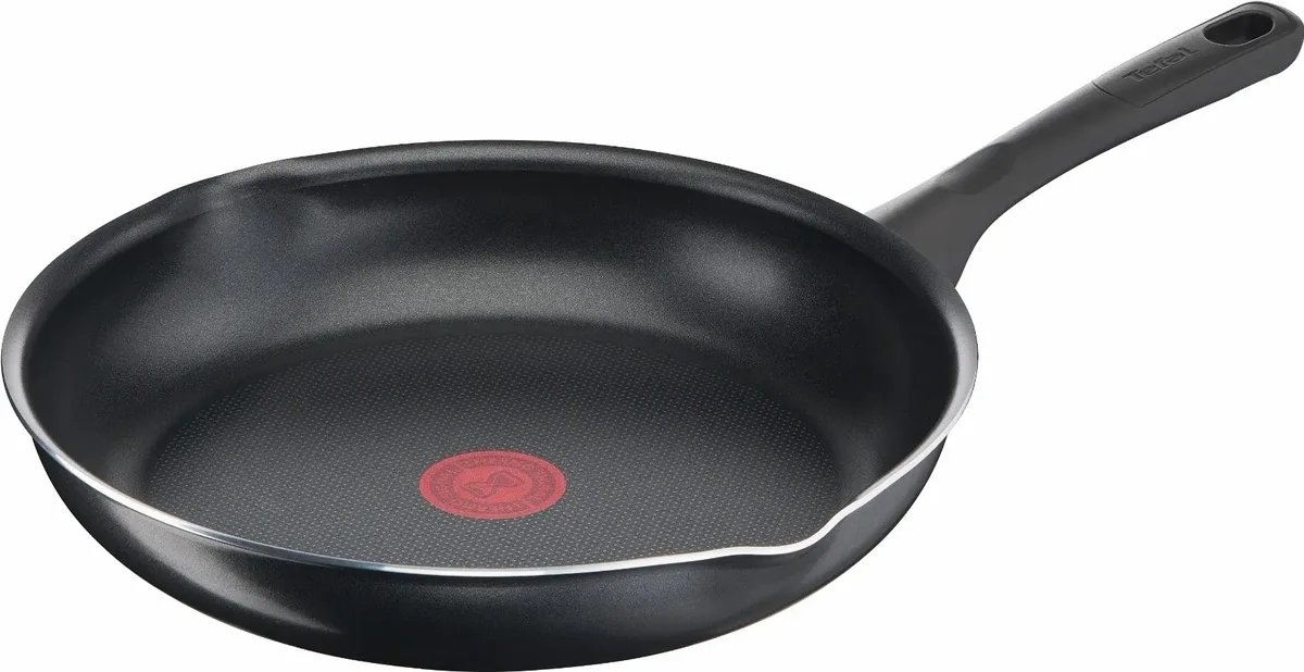 Сковорода з кришкою Tefal Day by Day, 24 см, алюмінієва, з бакелітовою ручкою та скляною кришкою, чорного кольору.