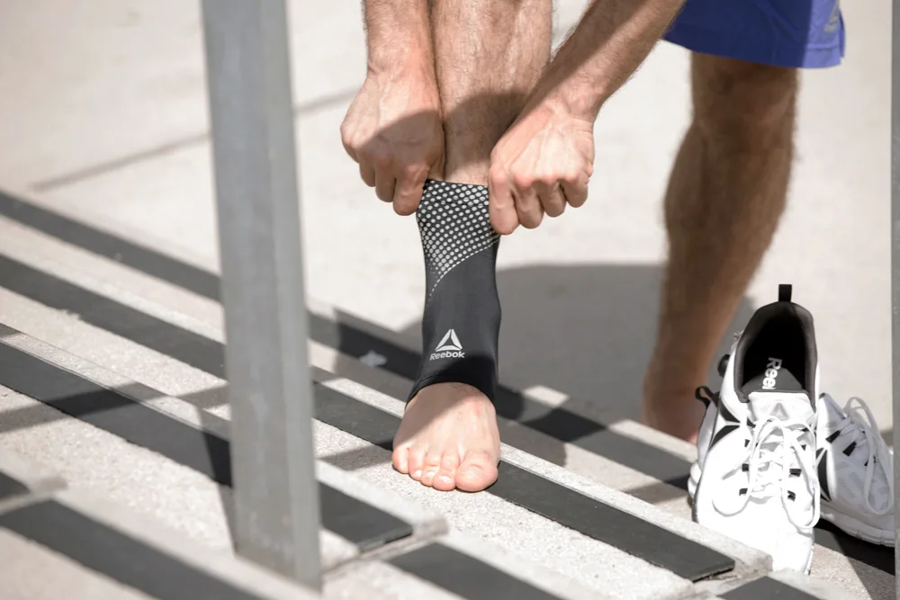 Фіксатор щиколотки Reebok еластан L чорний