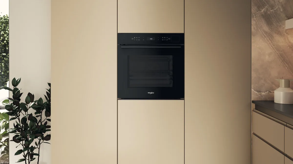 Электрический духовой шкаф Whirlpool, 73 л, класс A+, с дисплеем, конвекционным приготовлением, пиролизом и телескопическими направляющими, черного цвета