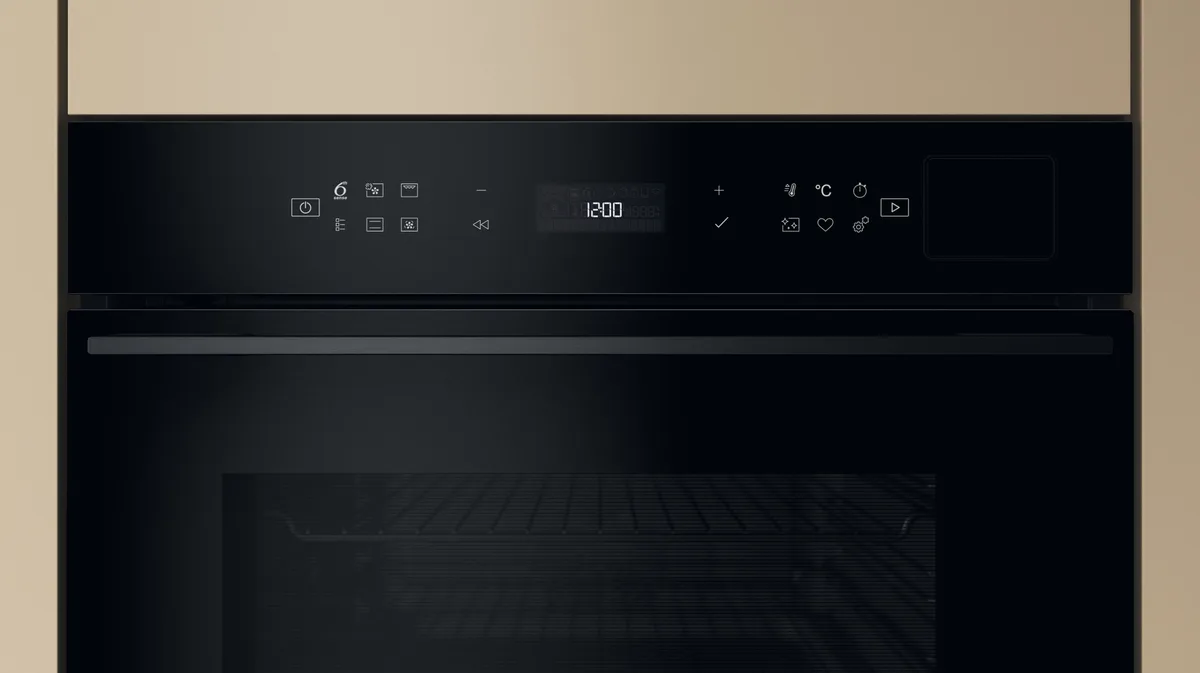 Электрический духовой шкаф Whirlpool, 73 л, класс A+, с дисплеем, конвекционным приготовлением, пиролизом и телескопическими направляющими, черного цвета