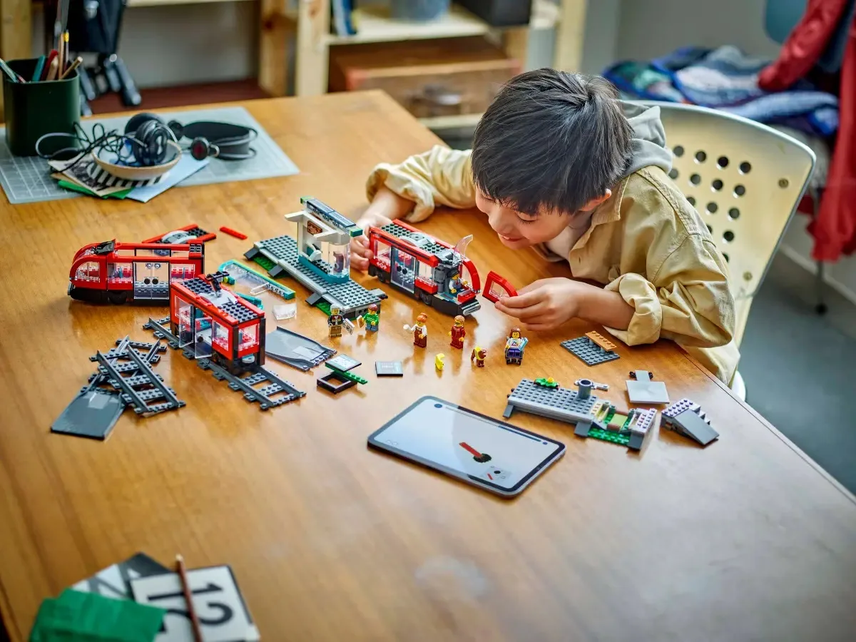 Конструктор LEGO City Трамвай і вокзал у центрі міста