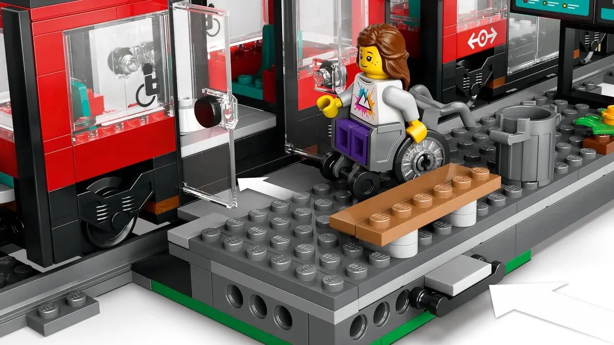 Конструктор LEGO City Трамвай і вокзал у центрі міста
