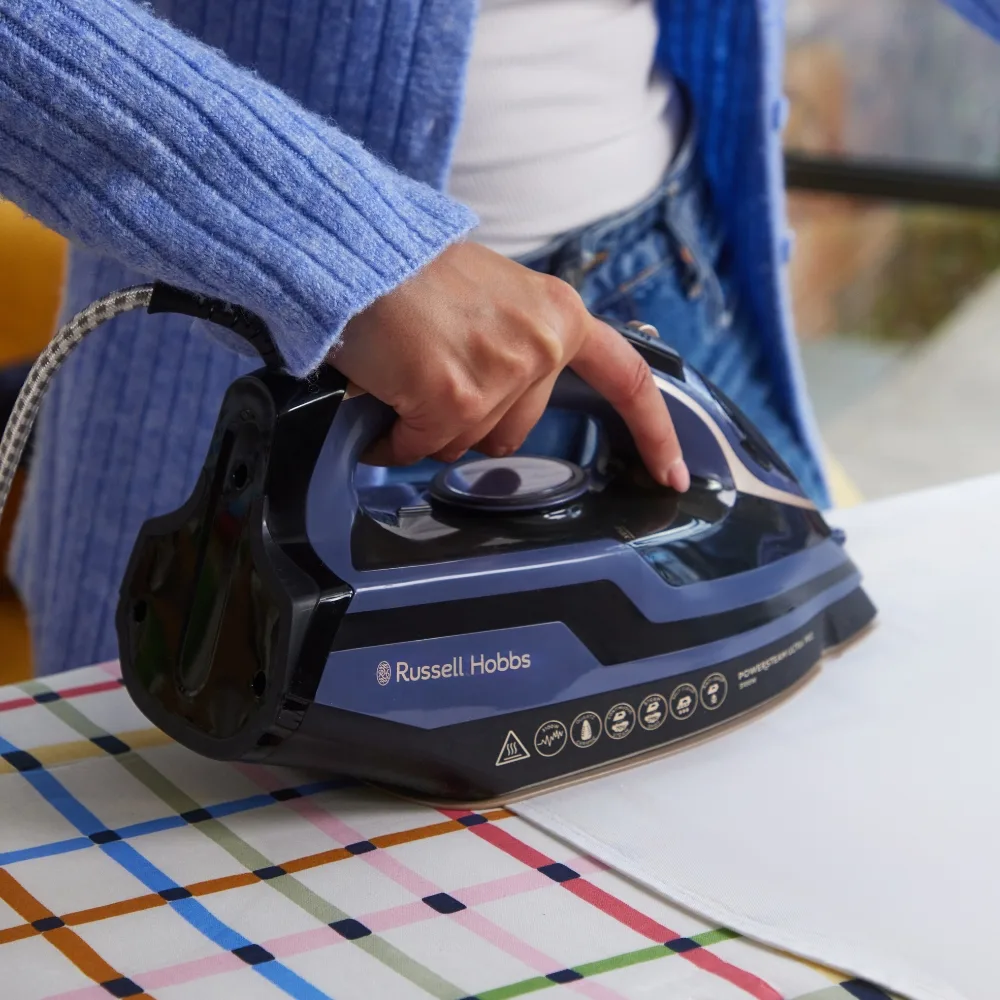 Утюг Russell Hobbs, 3100Вт, паровой удар до 210гр, вертикальное отпаривание, керамическая подошва, черный с синим