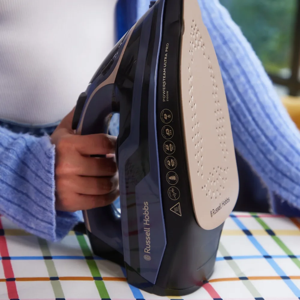 Утюг Russell Hobbs, 3100Вт, паровой удар до 210гр, вертикальное отпаривание, керамическая подошва, черный с синим