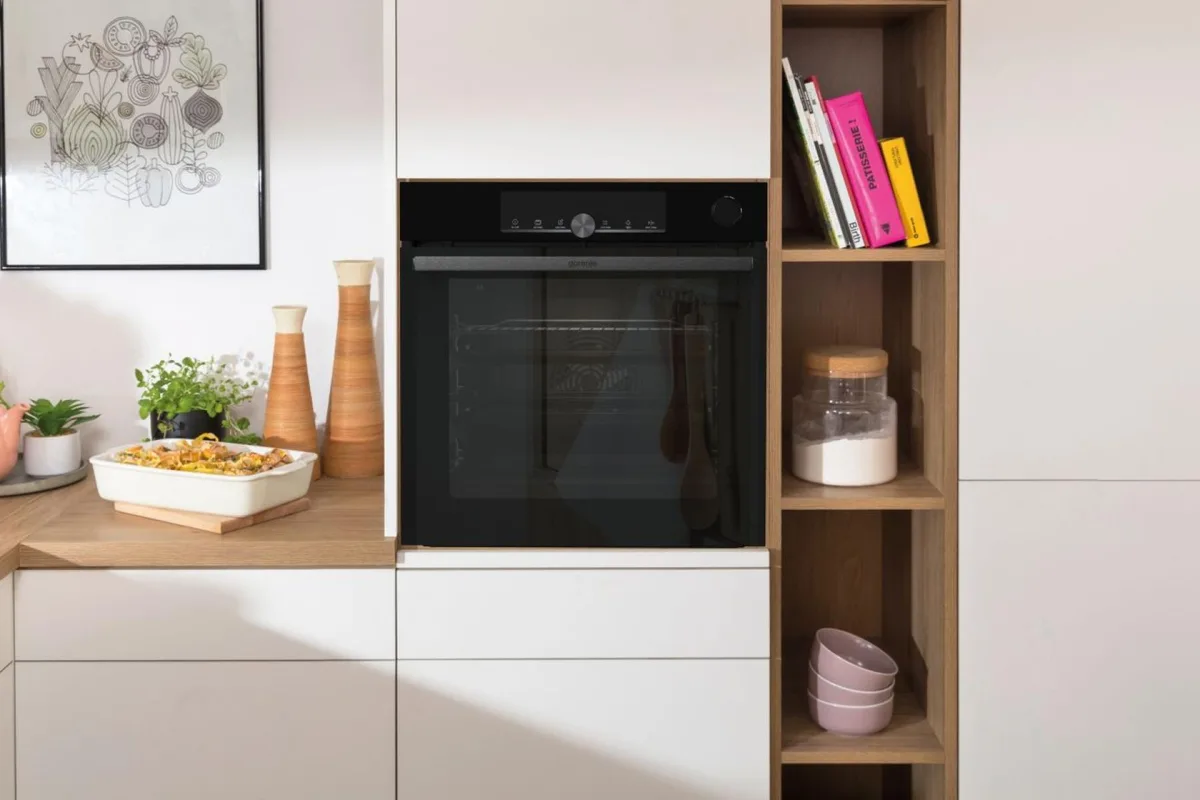 Духова шафа Gorenje електрична 77л A+ з Wi-Fi чорна для випікання і готування з функцією парового очищення