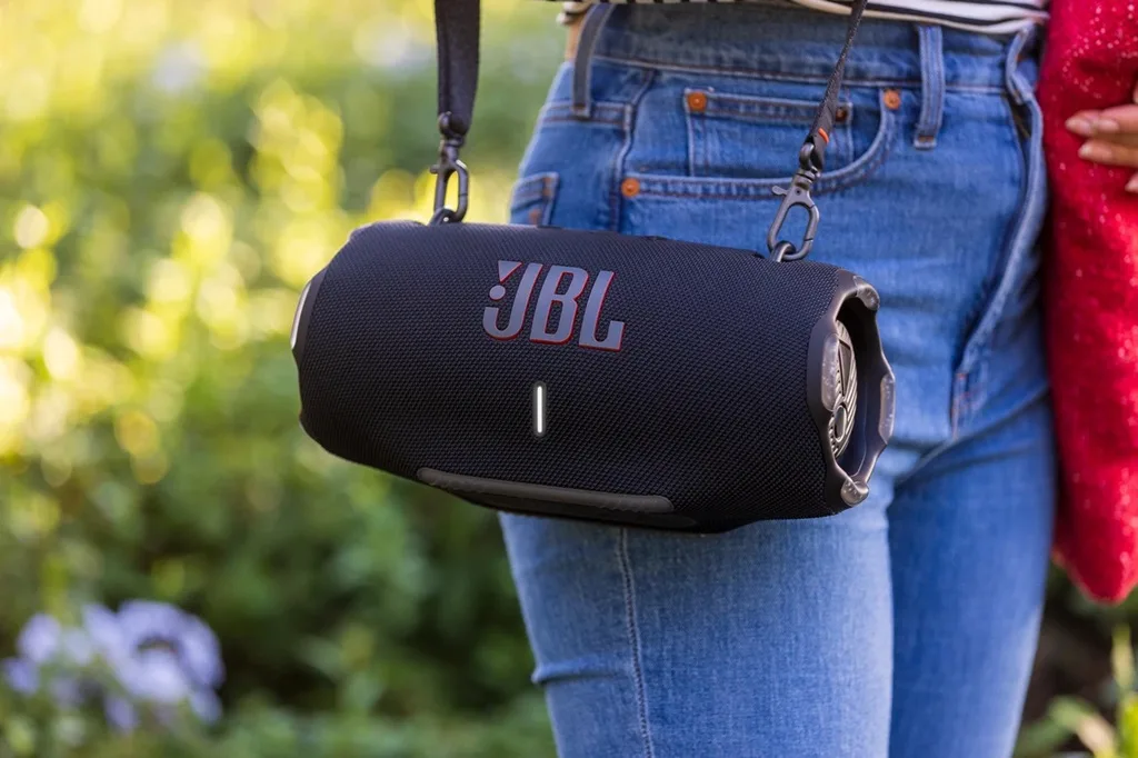 Портативная колонка JBL черная, 2 динамика, 50 Вт, 24 часа работы, IP67.