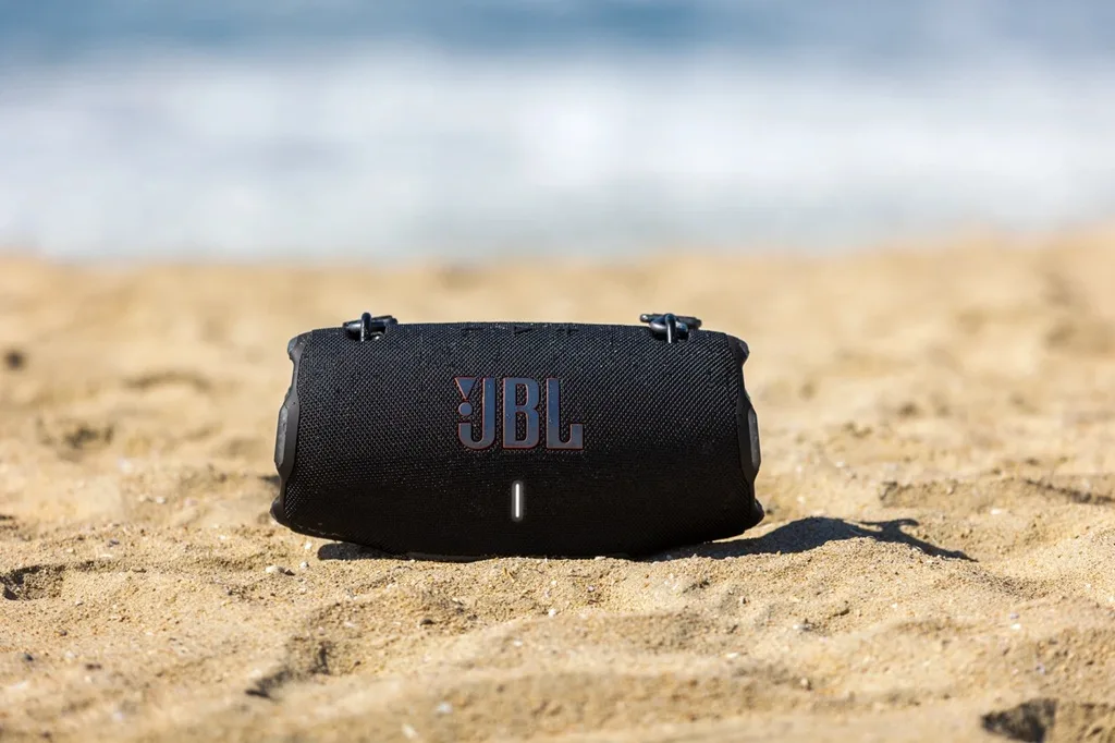 Портативная колонка JBL черная, 2 динамика, 50 Вт, 24 часа работы, IP67.