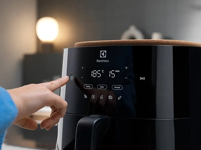 Мультифункційний кухонний прилад Electrolux 1500Вт, ємність 5л, сенсорне управління, 5 автоматичних програм, пластиковий корпус, ч
