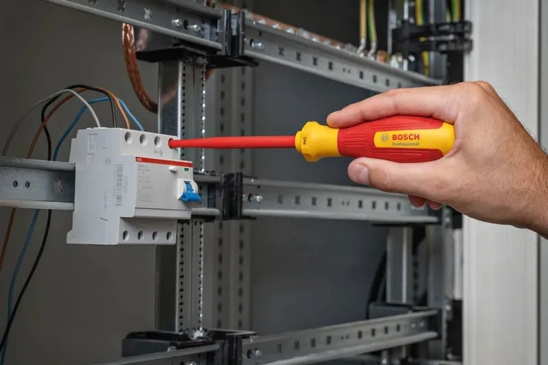 Викрутка Bosch Professional, PH1x100мм, із захистом VDE.