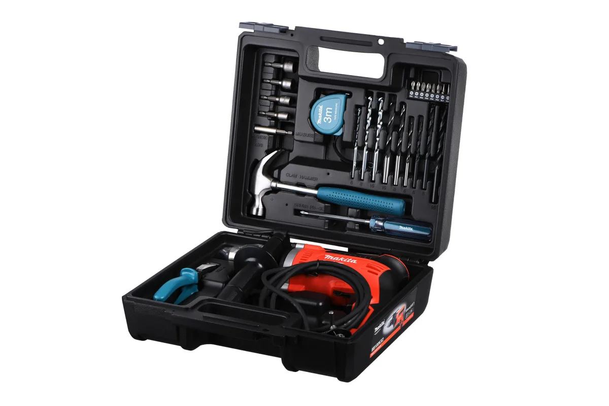 Ударна дриль Makita M8100KX2 710Вт з зубчастим патроном 13мм, 0-3200об/хв, вага 1.8кг, комплект ручного інструменту.