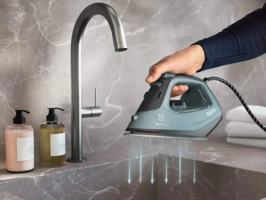 Паровий утюг Electrolux, 2400 Вт, 250 мл, паровий удар 110 г, керамічна підошва, зелено-чорний.