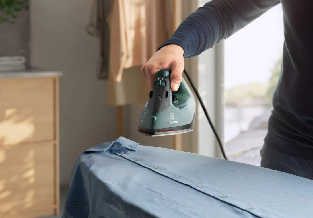 Паровий утюг Electrolux, 2400 Вт, 250 мл, паровий удар 110 г, керамічна підошва, зелено-чорний.