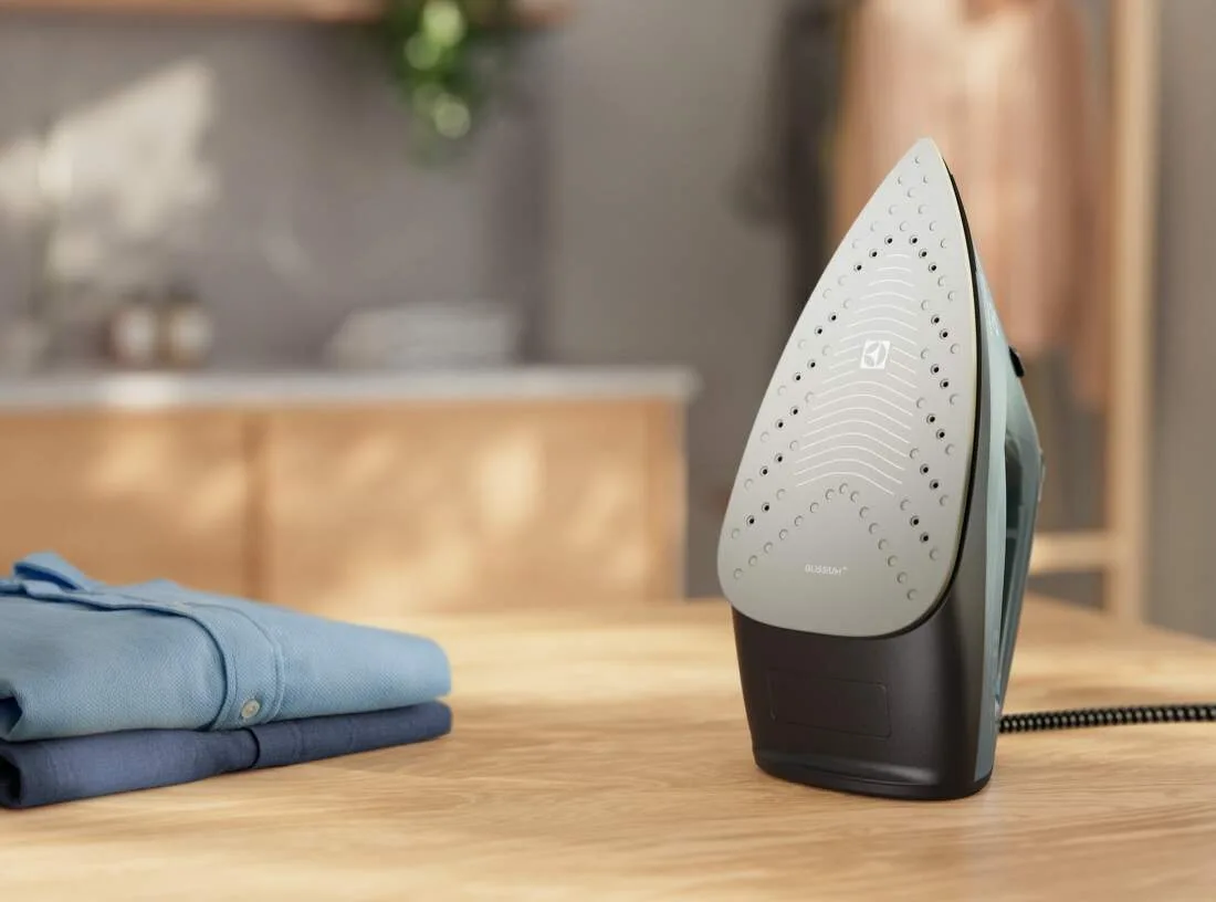 Паровий утюг Electrolux, 2400 Вт, 250 мл, паровий удар 110 г, керамічна підошва, зелено-чорний.