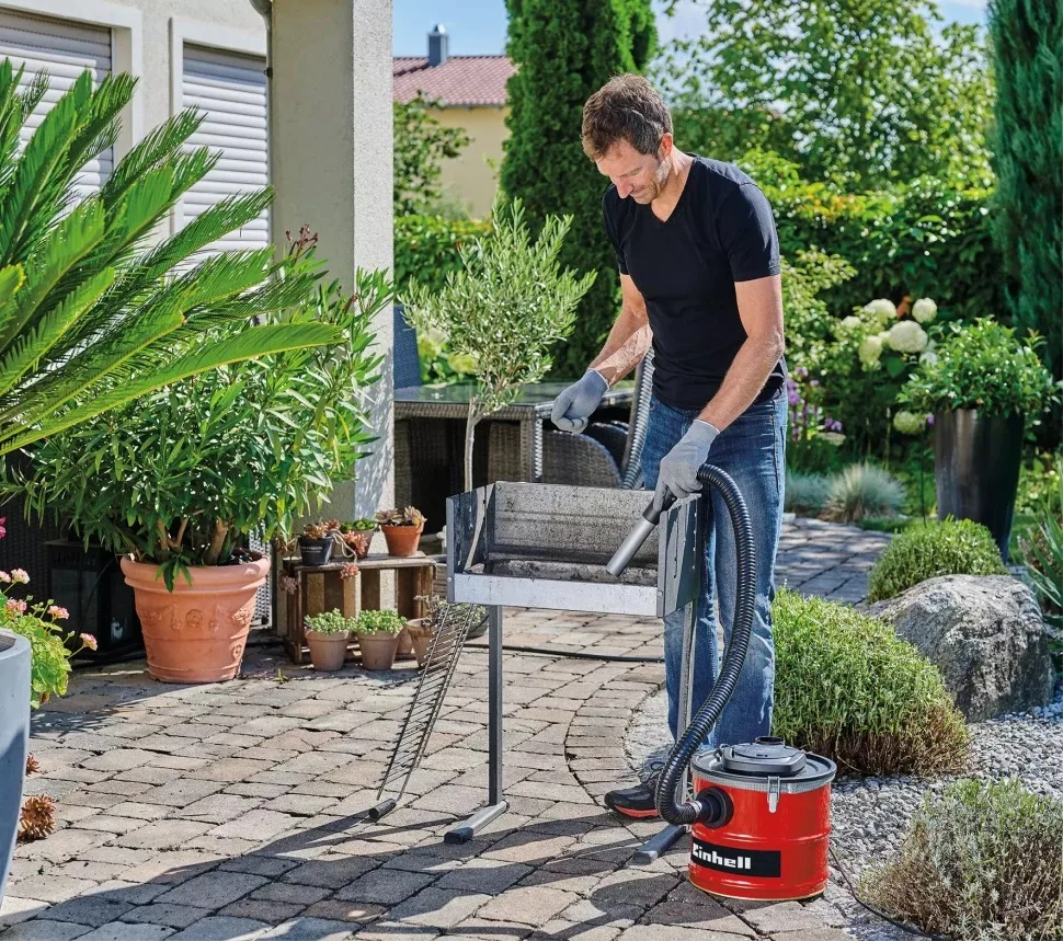 Пилосос для збирання золи Einhell TC-AV 1830 D, 800 Вт, 170 мбар, контейнер на 18 л, для сухого прибирання, вага 3.4 кг.