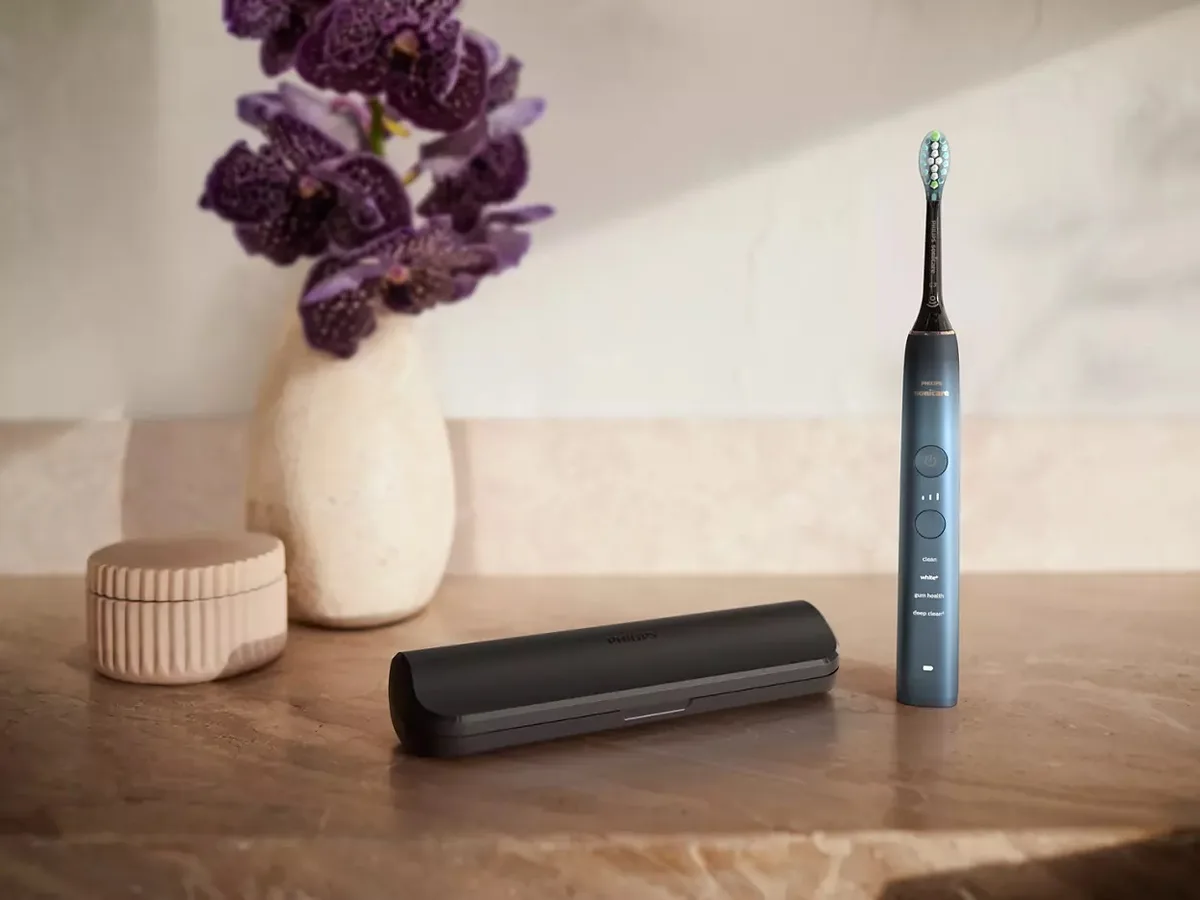 Електрична зубна щітка Philips Sonicare DiamondClean 9000, 62 тис. коливань/хв, 1 насадка, футляр, Bluetooth.