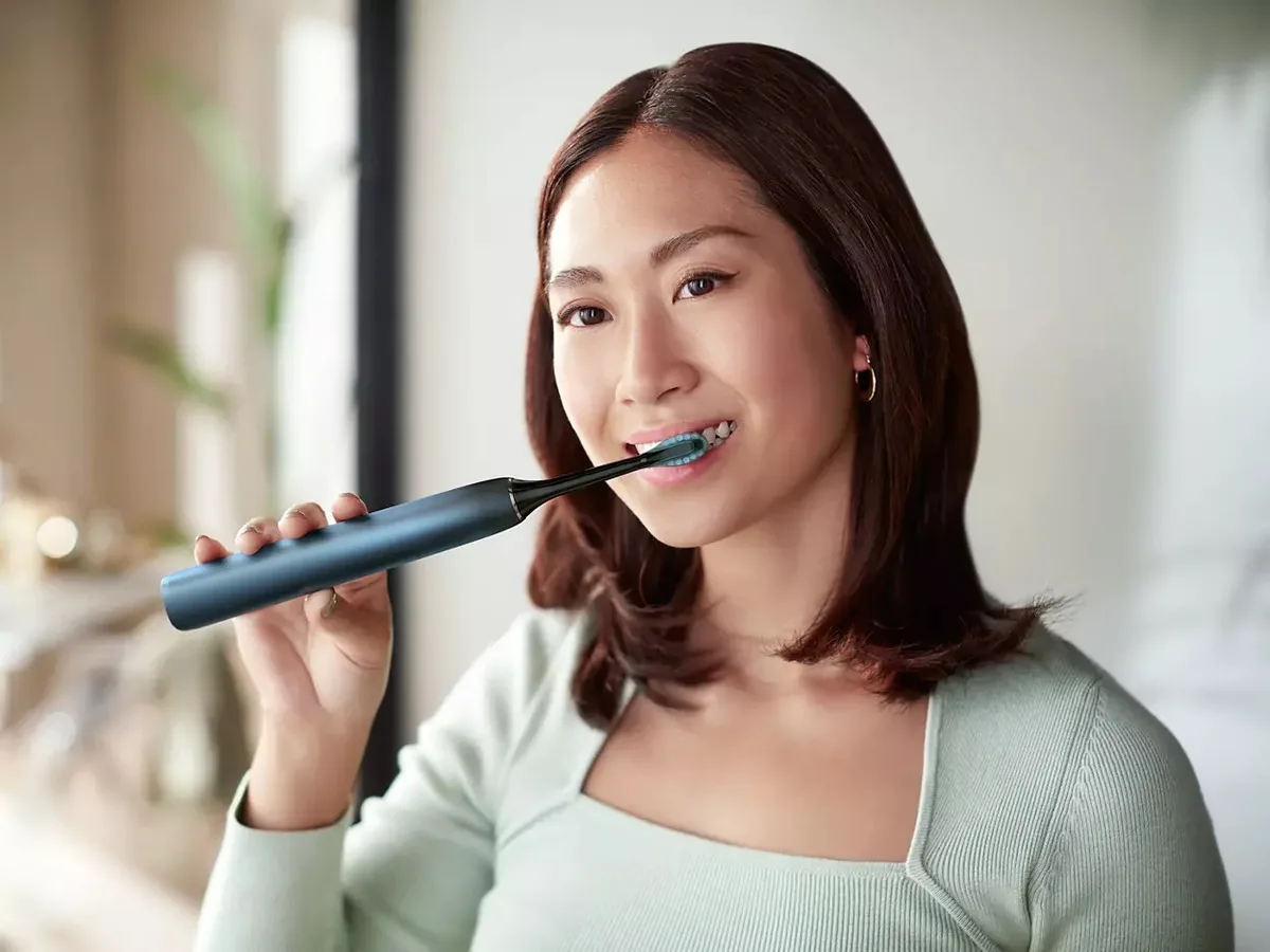 Електрична зубна щітка Philips Sonicare DiamondClean 9000, 62 тис. коливань/хв, 1 насадка, футляр, Bluetooth.