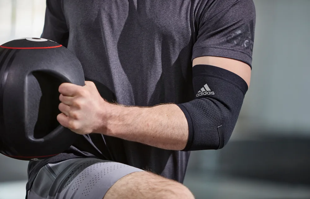 Фіксатор ліктя Adidas Нейлон  М чорний