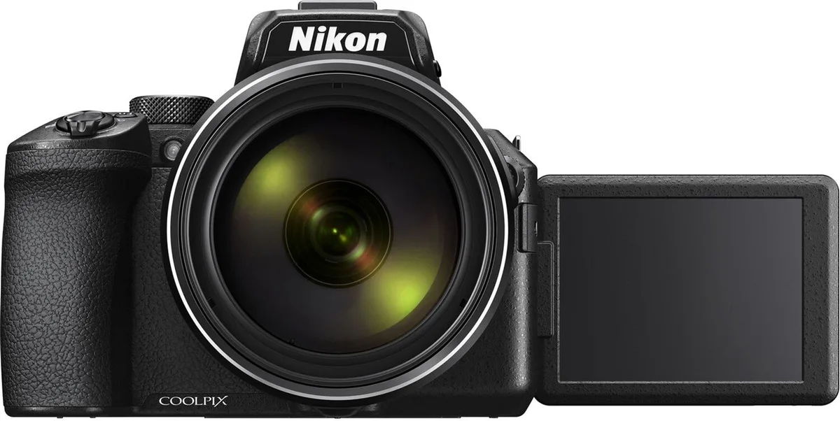 Цифровая фотокамера Nikon компактная черная 16 Мп 83x зум 4K