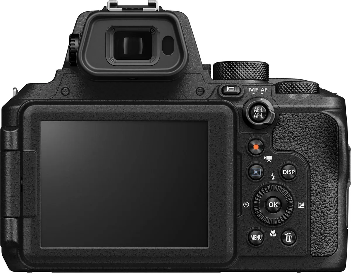 Цифровая фотокамера Nikon компактная черная 16 Мп 83x зум 4K