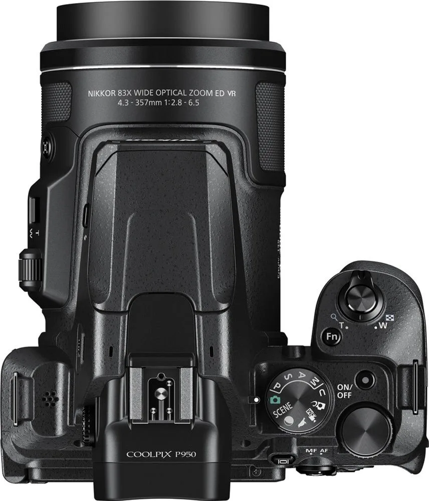 Цифровая фотокамера Nikon компактная черная 16 Мп 83x зум 4K