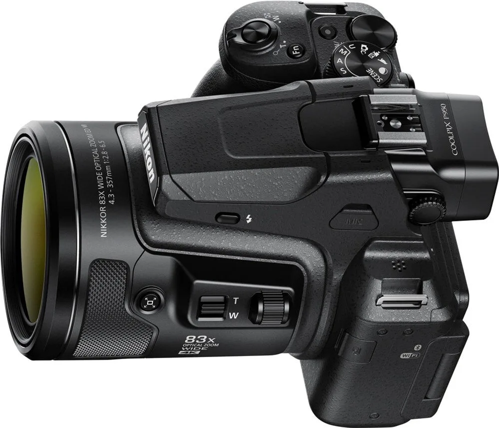 Цифровая фотокамера Nikon компактная черная 16 Мп 83x зум 4K