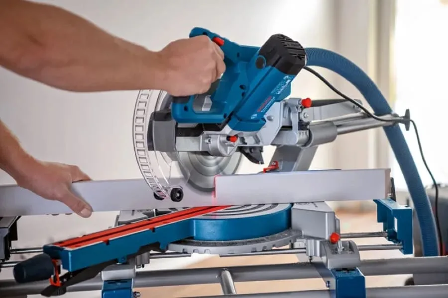 Пила торцевальная Bosch дисковая электрическая 216 мм 1200 Вт 5200 об/мин