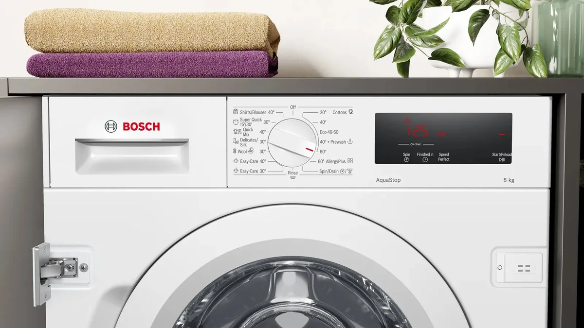Встроенная стиральная машина фронтальная Bosch, 8 кг, 1200 об/мин, класс энергопотребления C, 55 см, с дисплеем, белая