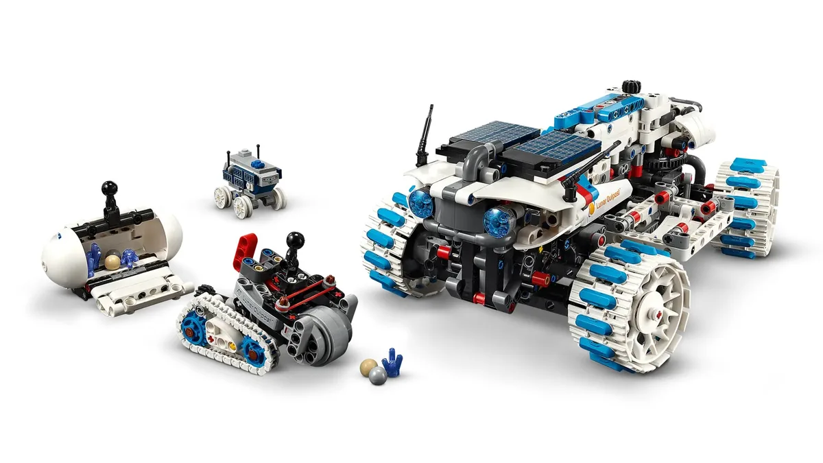 Конструктор LEGO Technic Місяцехід Lunar Outpost. Космічний корабель