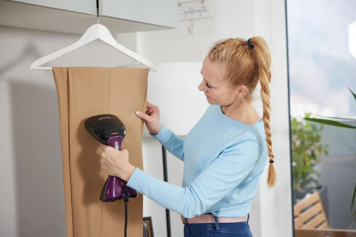 Отпариватель Gorenje, мощность 2100 Вт, объем резервуара 220 мл, скорость пара 35 г/мин, черного цвета
