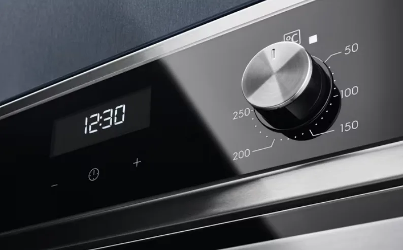 Электрическая духовая шафа Electrolux 65 л черная с грилем и конвекцией