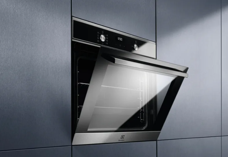 Электрическая духовая шафа Electrolux 65 л черная с грилем и конвекцией