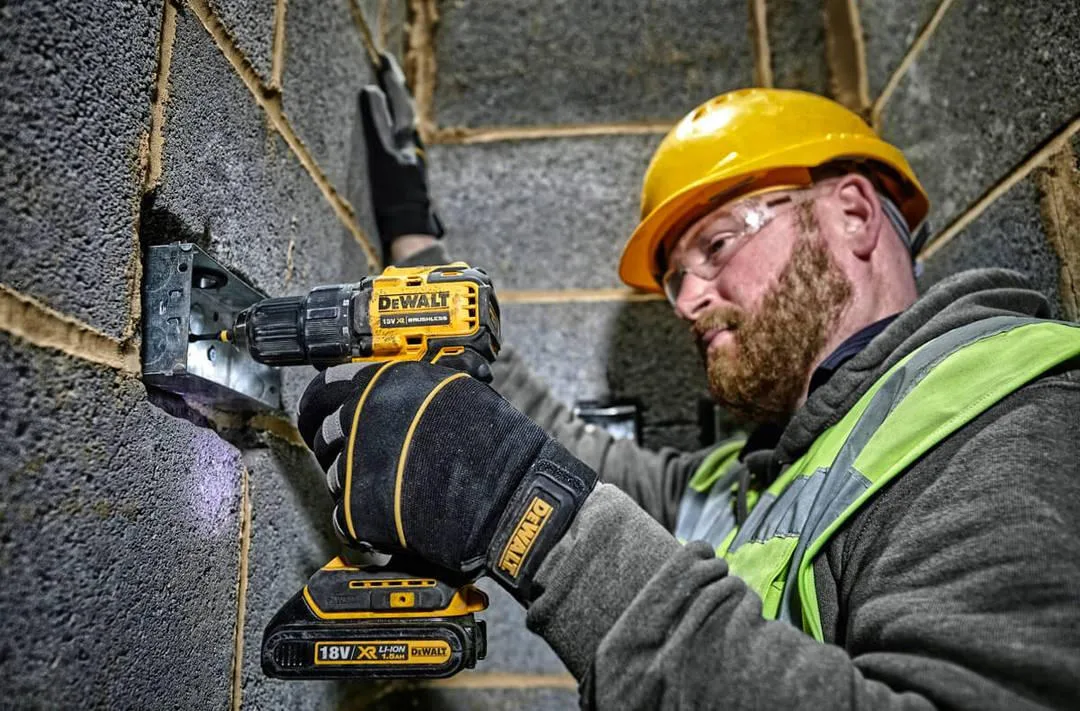 Аккумуляторная дрель-шуруповерт DeWalt XR Li-Ion 18В, 2 аккумулятора по 2А·ч, крутящий момент 65Нм, скорость 450-1650 об/мин, патрон 13мм, кейс, дополнительная рукоятка, вес 11кг