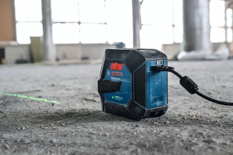Лазерний нивелір Bosch Professional GLL 20-22 G 3.7В/4АА до 20м з точністю ±0.3мм/м, зелений промінь, чохол, клас захисту IP 65, в