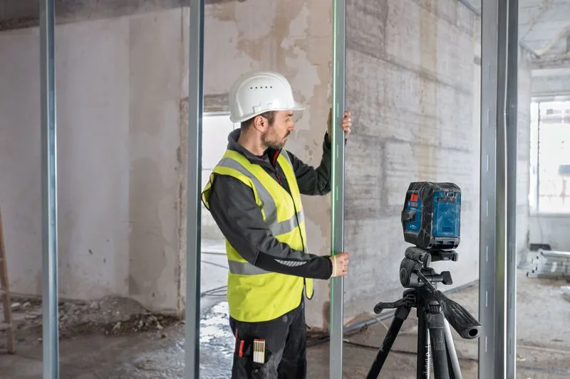 Лазерний нивелір Bosch Professional GLL 20-22 G 3.7В/4АА до 20м з точністю ±0.3мм/м, зелений промінь, чохол, клас захисту IP 65, в