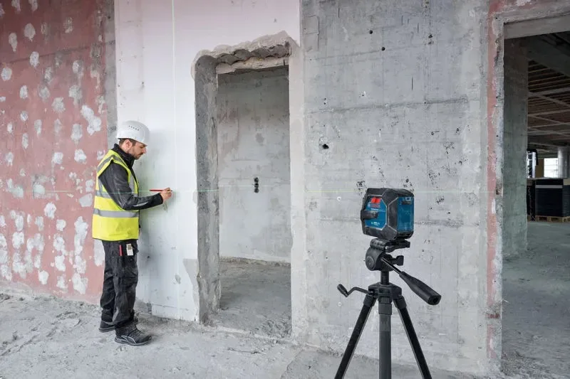 Лазерний нивелір Bosch Professional GLL 20-22 G 3.7В/4АА до 20м з точністю ±0.3мм/м, зелений промінь, чохол, клас захисту IP 65, в