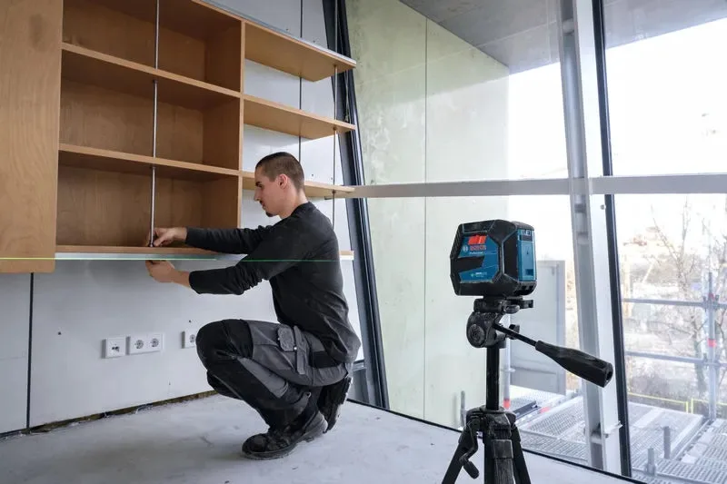 Лазерний нивелір Bosch Professional GLL 20-22 G 3.7В/4АА до 20м з точністю ±0.3мм/м, зелений промінь, чохол, клас захисту IP 65, в
