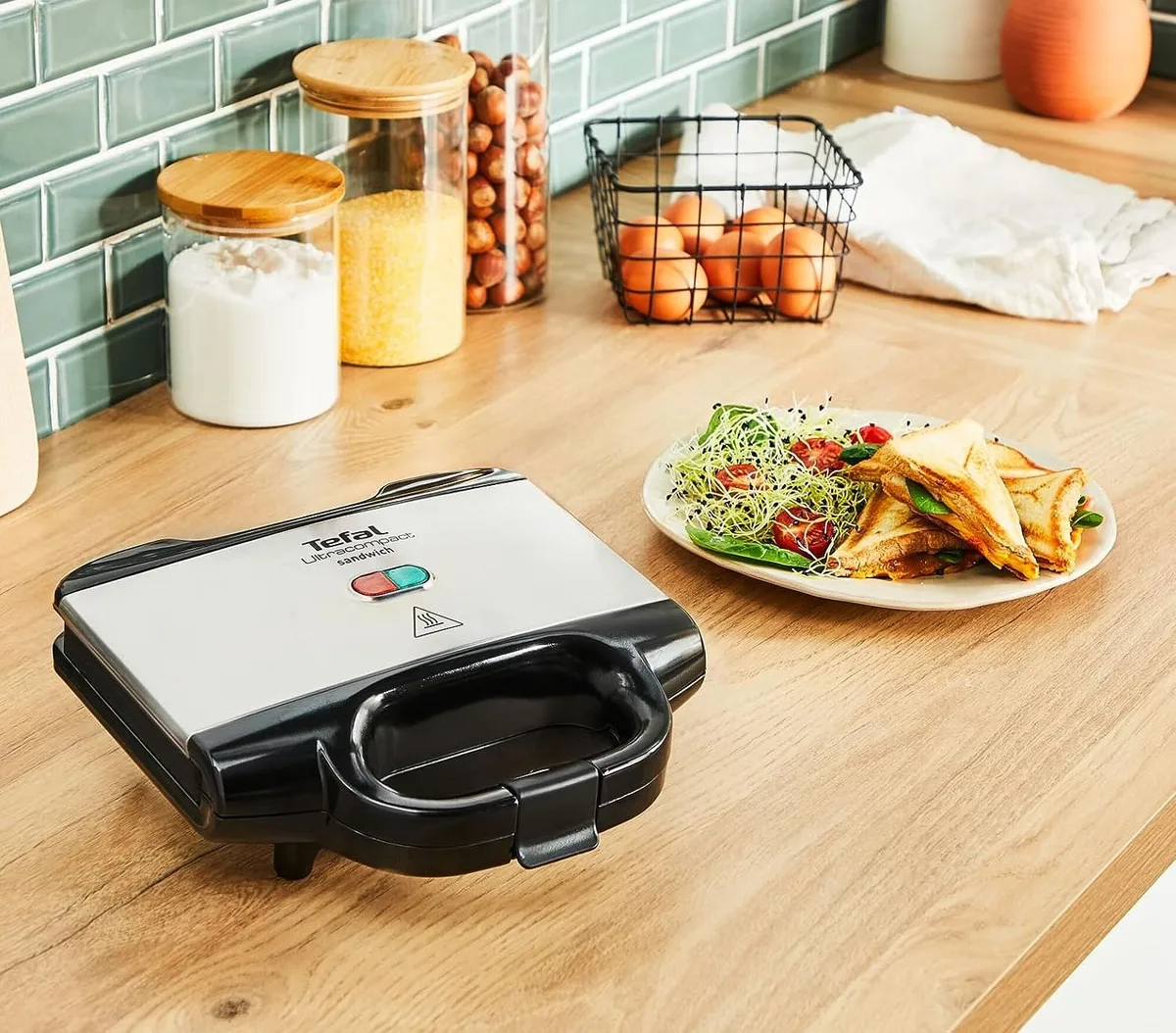 Сэндвичница Tefal Ultracompact 700Вт, 1 пластина для сэндвичей, корпус из нержавеющей стали и пластика, черного цвета.