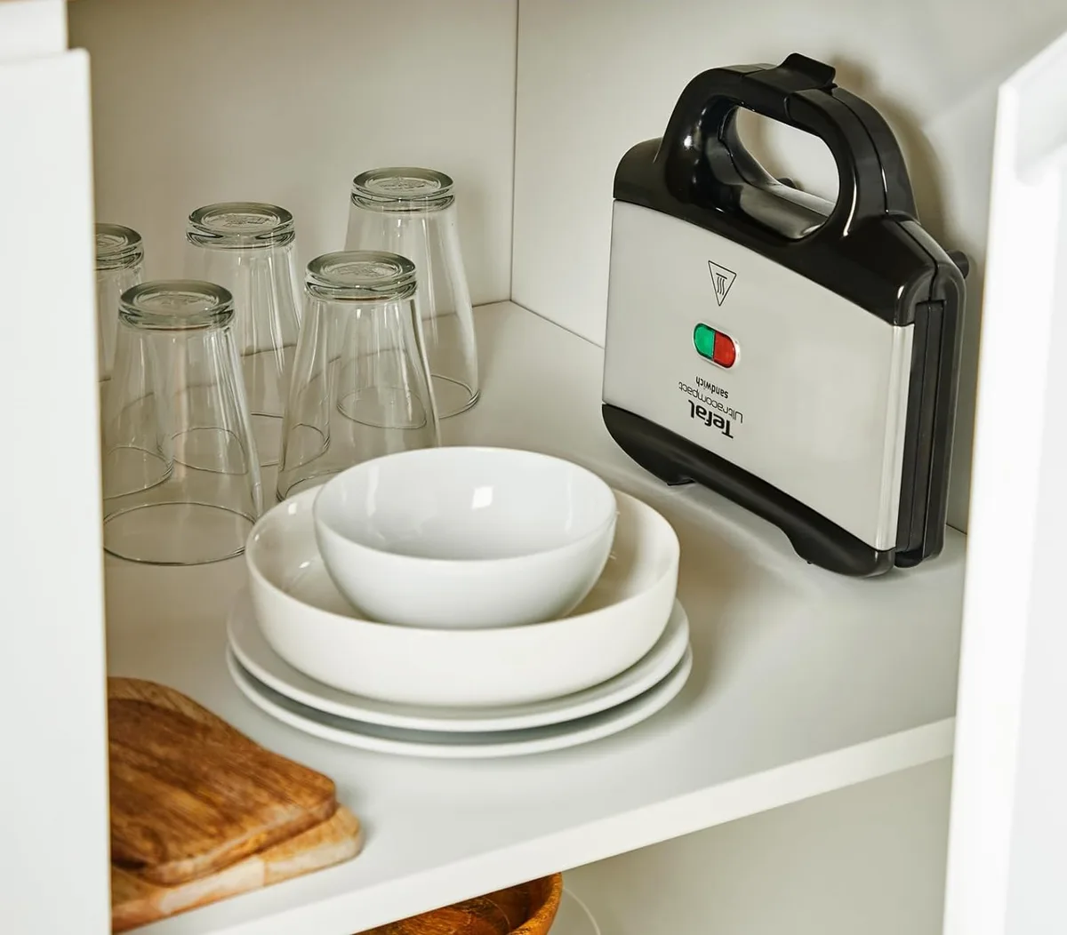 Сэндвичница Tefal Ultracompact 700Вт, 1 пластина для сэндвичей, корпус из нержавеющей стали и пластика, черного цвета.