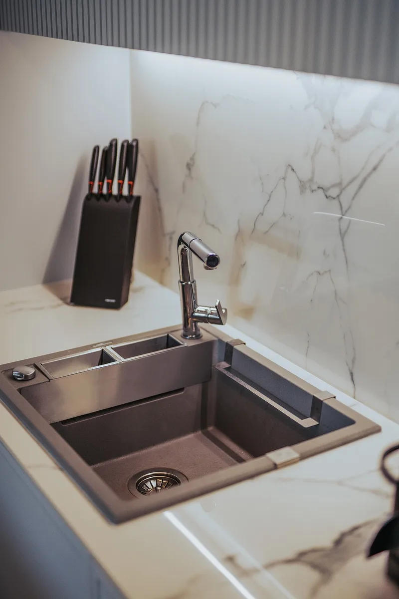 Кухонна мийка Deante Magnetic, квадратна, гранітна, без бокового крила, розміром 560х500х219мм, з однією врізною чашею, сірого кол