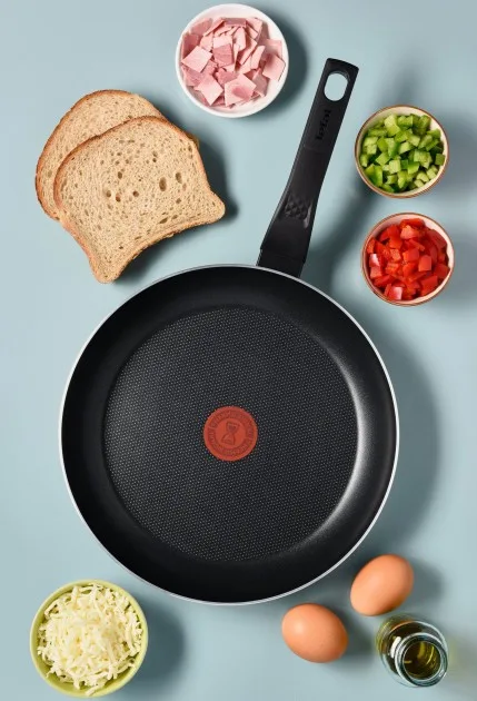Сковорода Tefal Simply Clean, 28 см, алюмінієва, з бакелітовою ручкою, чорного кольору.