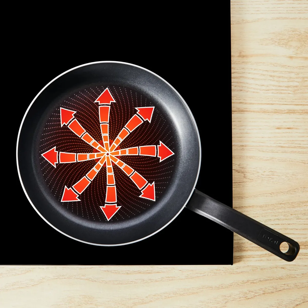 Сковорода Tefal алюмінієва 24 см чорна з титановим покриттям