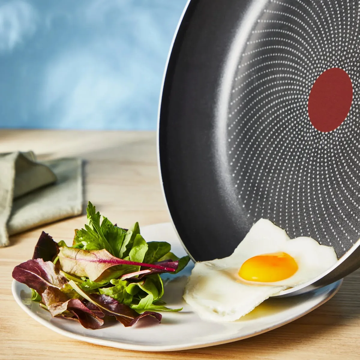 Сковорода Tefal алюмінієва 24 см чорна з титановим покриттям