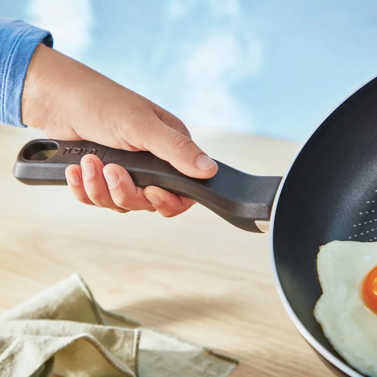 Сковорода Tefal алюмінієва 24 см чорна з титановим покриттям