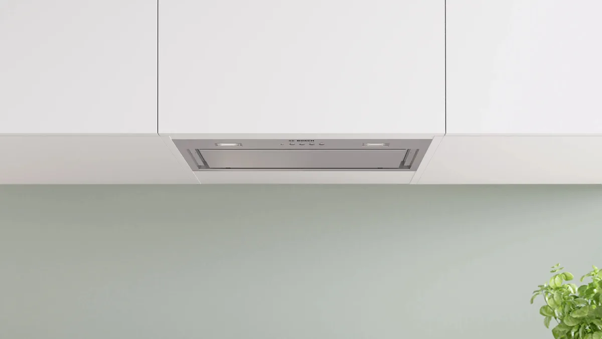 Вбудована витяжка Bosch, 52 см, продуктивність 570 м3/год, нержавіюча сталь.