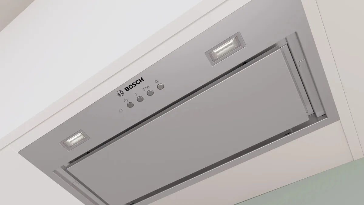 Вбудована витяжка Bosch, 52 см, продуктивність 570 м3/год, нержавіюча сталь.