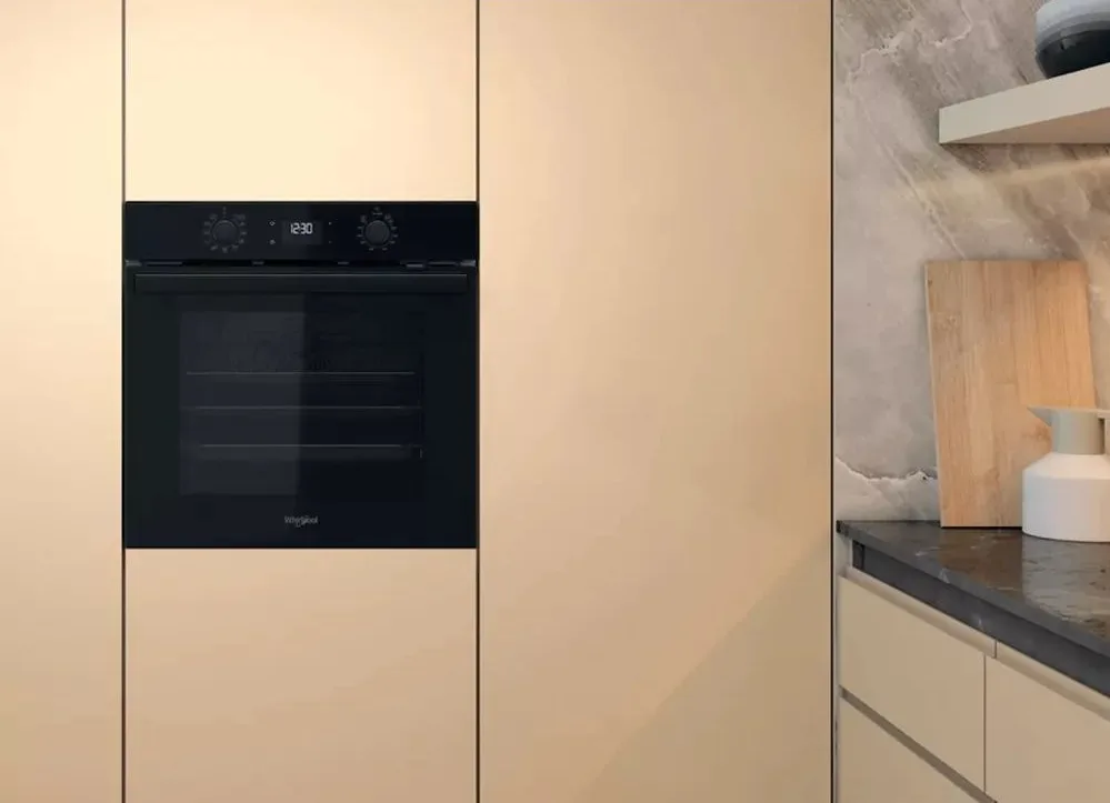 Электрический духовой шкаф Whirlpool, объем 71л, класс энергоэффективности A+, с дисплеем, конвекцией и телескопическими направляющими, черного цвета
