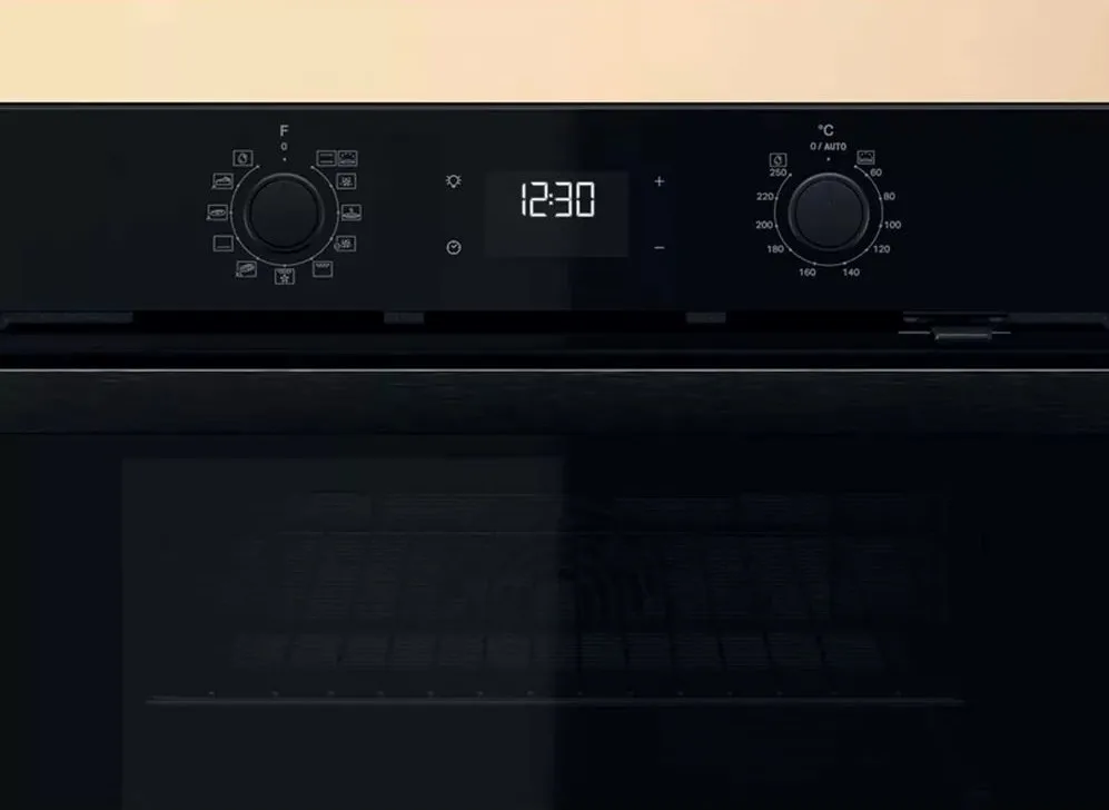Электрический духовой шкаф Whirlpool, объем 71л, класс энергоэффективности A+, с дисплеем, конвекцией и телескопическими направляющими, черного цвета