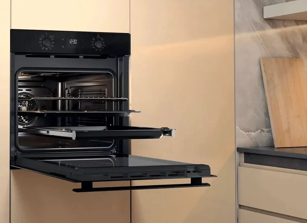 Электрический духовой шкаф Whirlpool, объем 71л, класс энергоэффективности A+, с дисплеем, конвекцией и телескопическими направляющими, черного цвета
