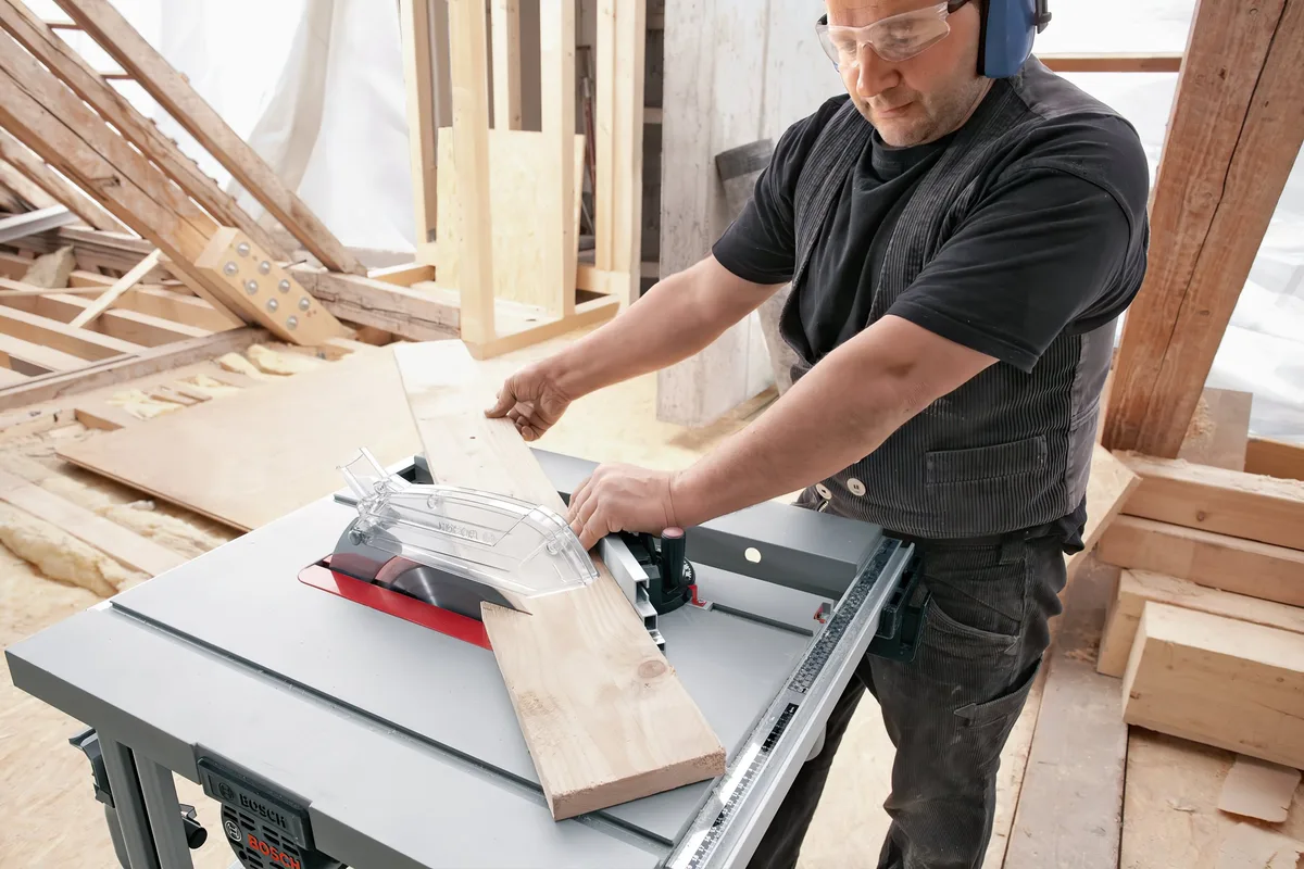 Стіл для розпилювання Bosch Professional GTS 10 J, 1800 Вт, диск 254 мм, 3650 об/хв, вага 26 кг.