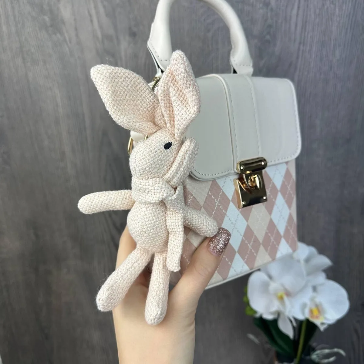 Маленька дитяча сумочка з брелоком зайчика екошкіра 14,5х16,5х8 см біла